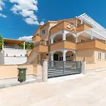 Lux 3 Apartmán *