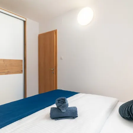 Lux 3 - Heated Pool Marina