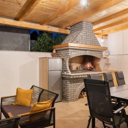 Lux 3 - Heated Pool Apartmán