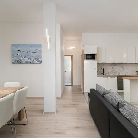 Lux 3 - Heated Pool Apartmán