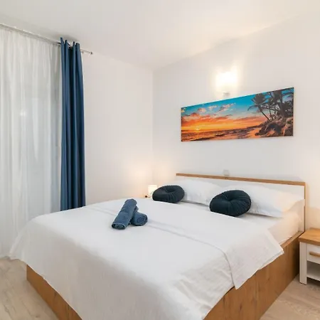Lux 3 - Heated Pool