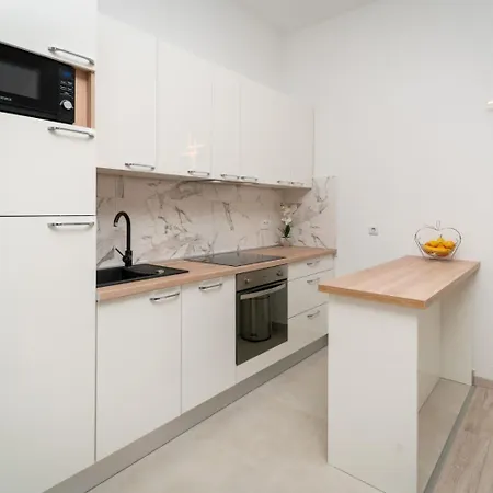 Lux 3 - Heated Pool Apartmán