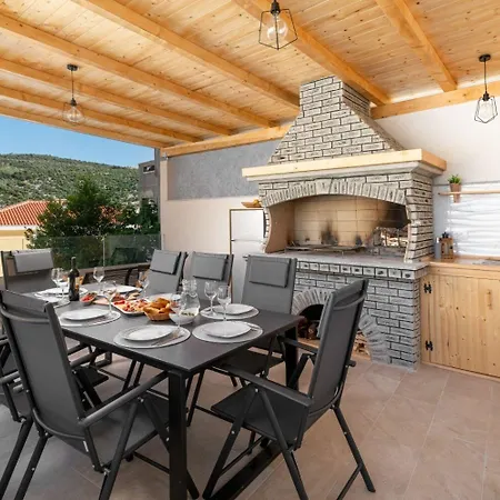 Lux 3 - Heated Pool Marina
