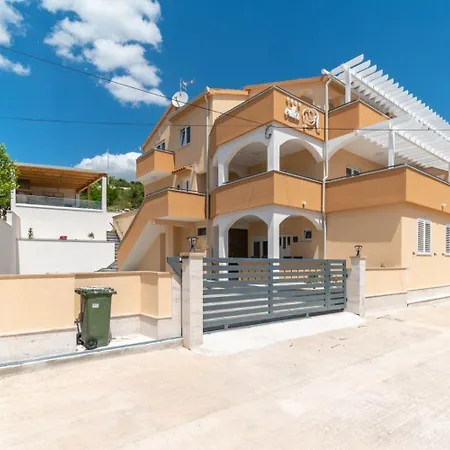 Lux 3 - Heated Pool Apartmán *