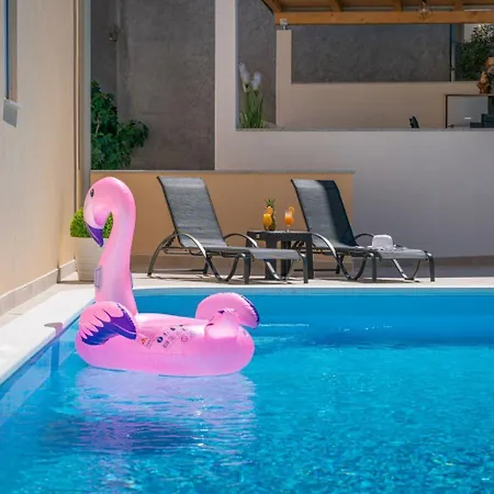 Lux 3 - Heated Pool *
